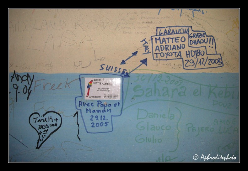 056 Comme tous les autres voyageurs de passage nous laissons notre graffiti sur les murs du cafe